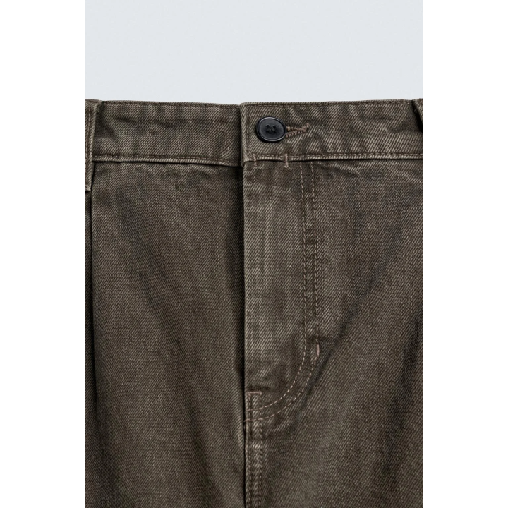 Джинсы прямого кроя со складками