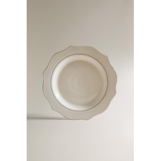 Фарфоровый обеденный тарелка с деталями на краю