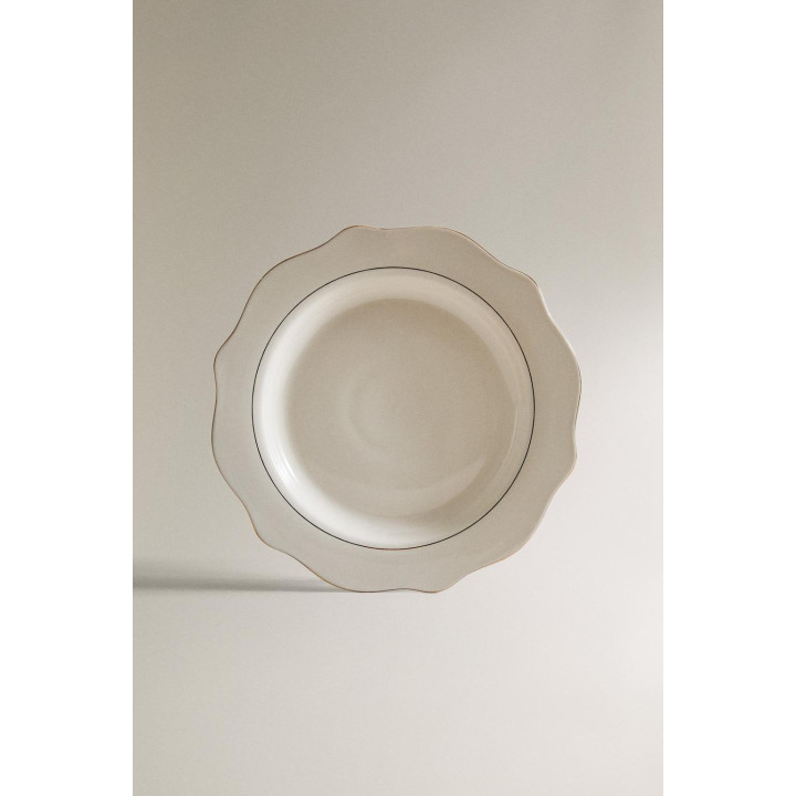 Фарфоровый обеденный тарелка с деталями на краю