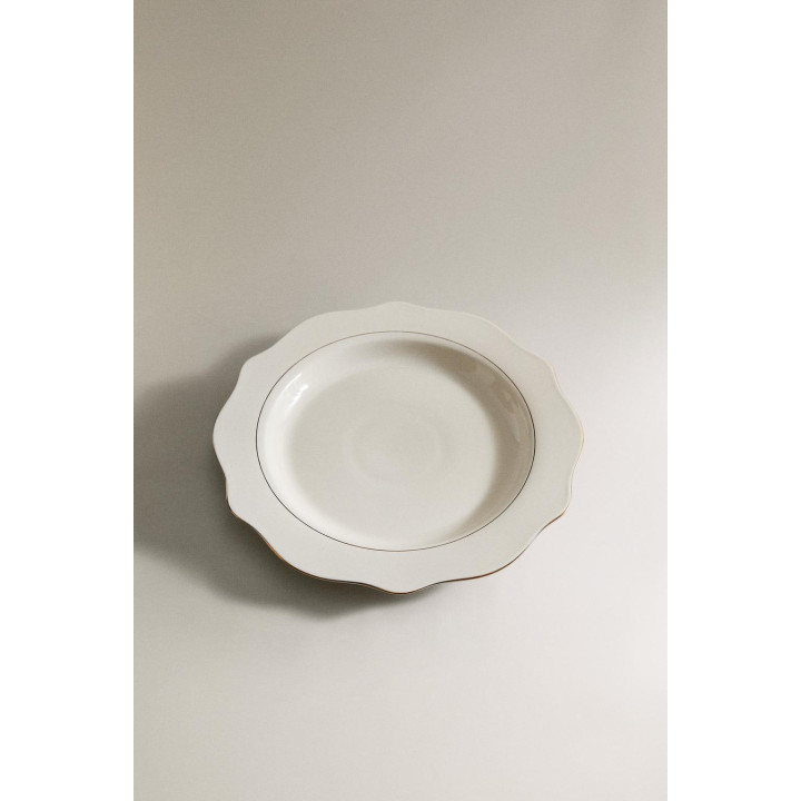 Фарфоровый обеденный тарелка с деталями на краю