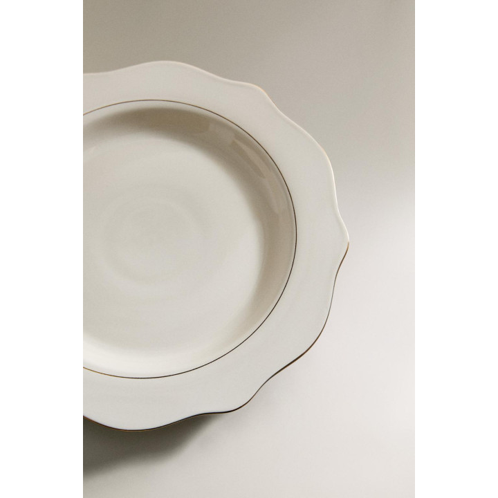 Фарфоровый обеденный тарелка с деталями на краю