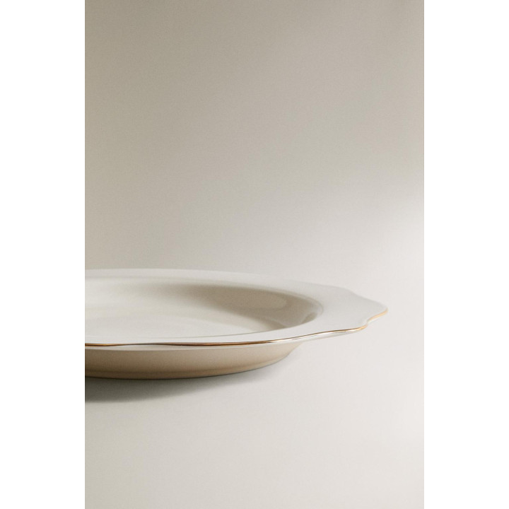 Фарфоровый обеденный тарелка с деталями на краю