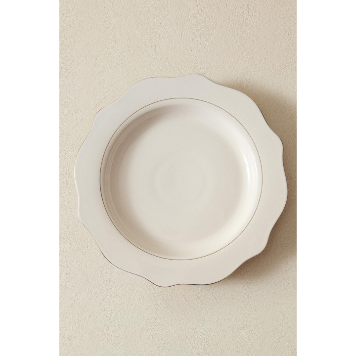 Фарфоровый обеденный тарелка с деталями на краю