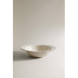 Суповая тарелка из фарфора с деталями на краю