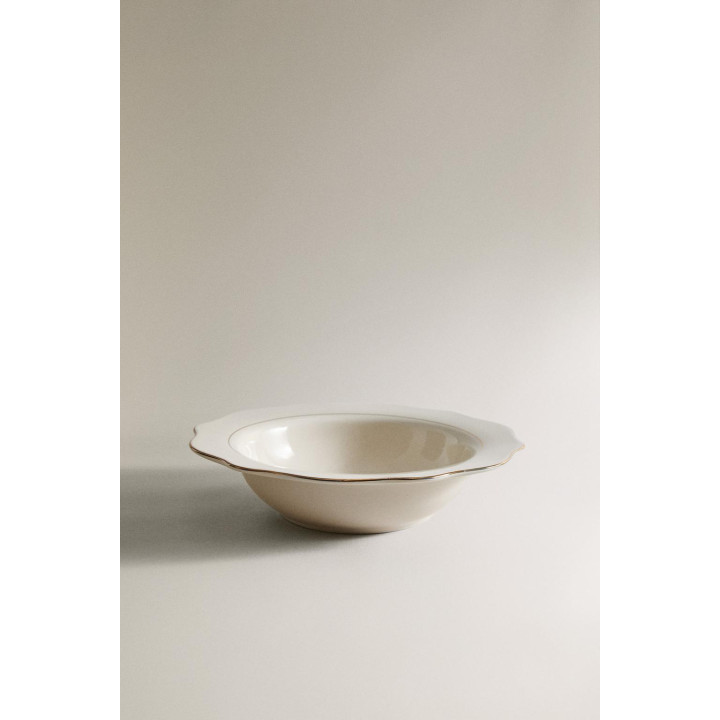 Суповая тарелка из фарфора с деталями на краю