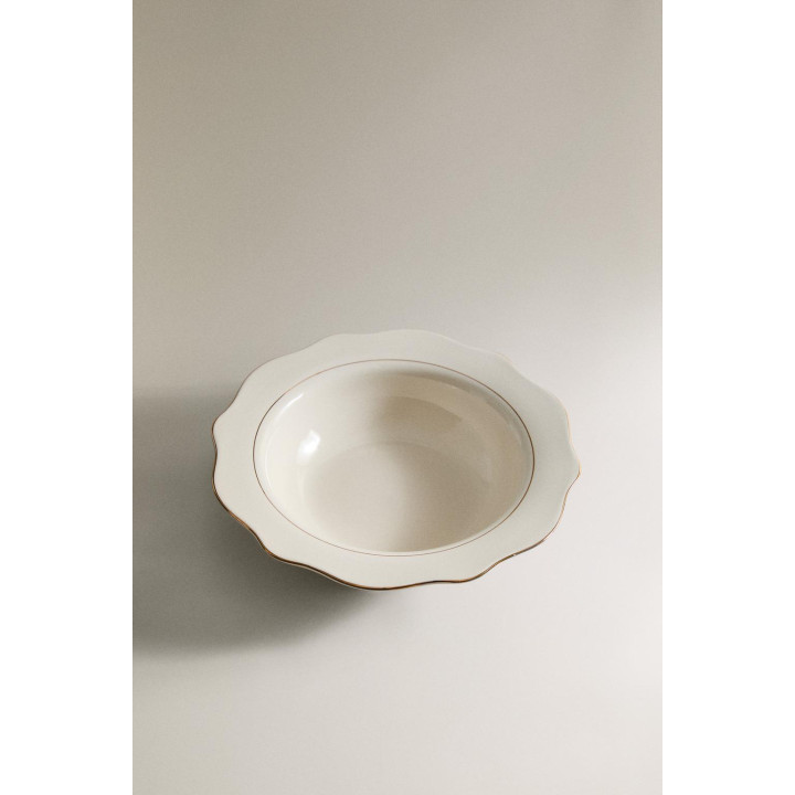 Суповая тарелка из фарфора с деталями на краю