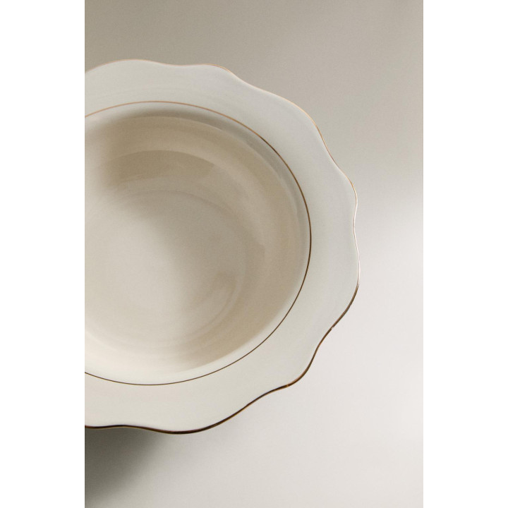 Суповая тарелка из фарфора с деталями на краю