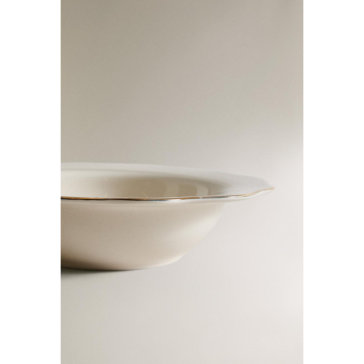 Суповая тарелка из фарфора с деталями на краю