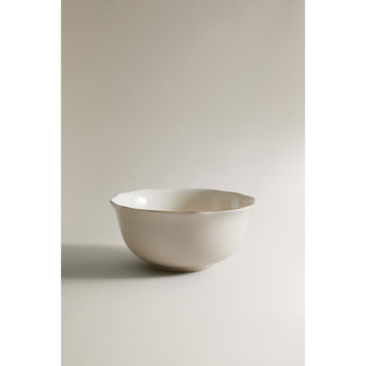 Фарфоровая чаша с волнистым краем