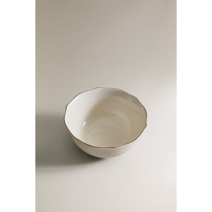 Фарфоровая чаша с волнистым краем