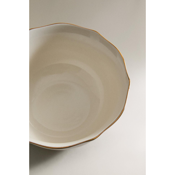 Фарфоровая чаша с волнистым краем