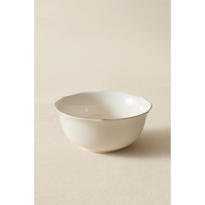 Фарфоровая чаша с волнистым краем