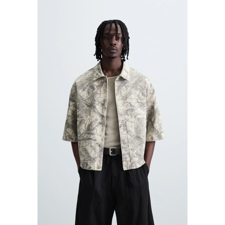 КУРТКА-РУБАШКА С АБСТРАКТНЫМ ПРИНТОМ И ЭФФЕКТОМ ПОТЕРТОСТИ