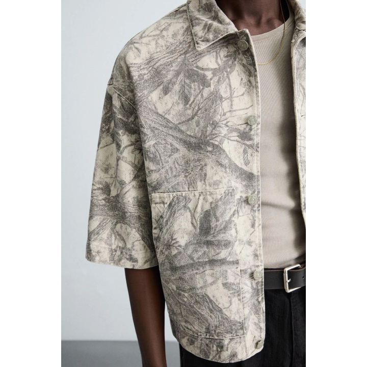 КУРТКА-РУБАШКА С АБСТРАКТНЫМ ПРИНТОМ И ЭФФЕКТОМ ПОТЕРТОСТИ