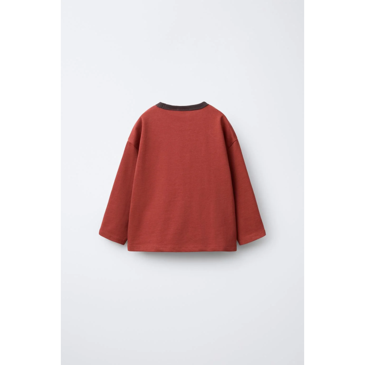 ФУТБОЛКА С КОНТРАСТНЫМИ ДЕТАЛЯМИ И НАДПИСЬЮ