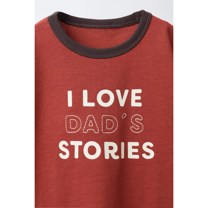 ФУТБОЛКА С КОНТРАСТНЫМИ ДЕТАЛЯМИ И НАДПИСЬЮ