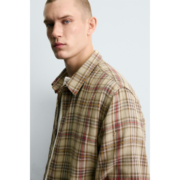 РУБАШКА В КЛЕТКУ С ЭФФЕКТОМ РВАНЫХ ДЕТАЛЕЙ