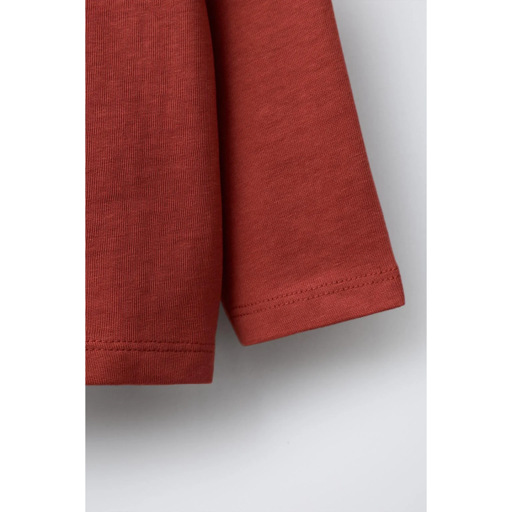 ФУТБОЛКА С КОНТРАСТНЫМИ ДЕТАЛЯМИ И НАДПИСЬЮ