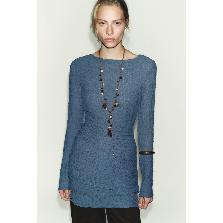 МИНИ-ПЛАТЬЕ СО СБОРКАМИ И ФАКТУРНОЙ ТКАНИ