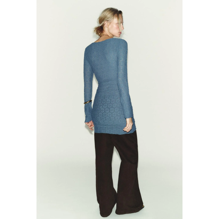 МИНИ-ПЛАТЬЕ СО СБОРКАМИ И ФАКТУРНОЙ ТКАНИ