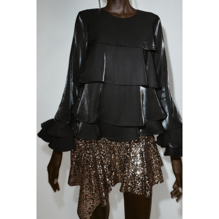 Блузка из блестящей ткани с оборками