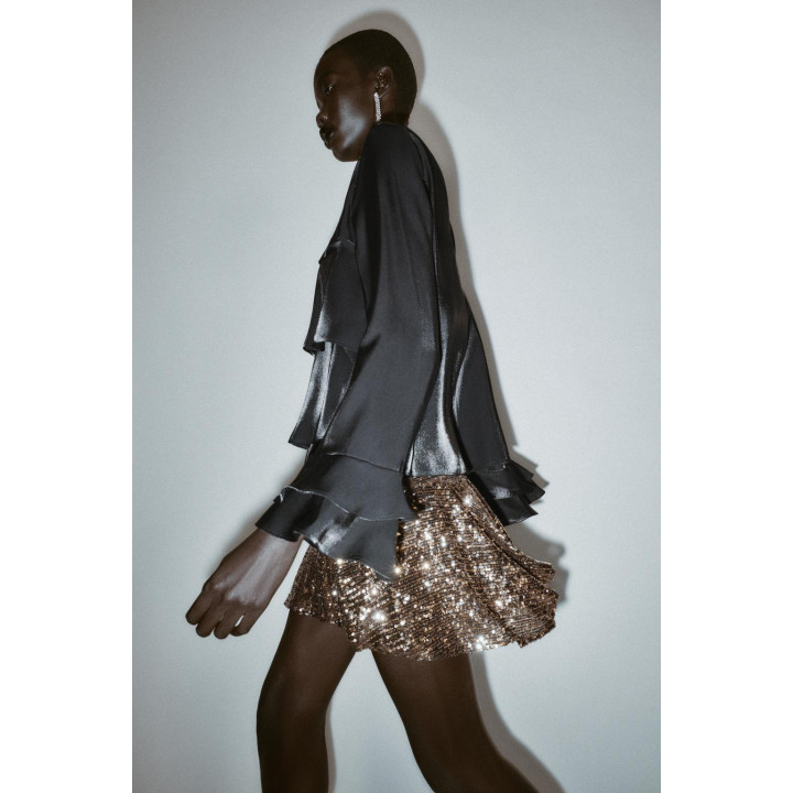 Блузка из блестящей ткани с оборками