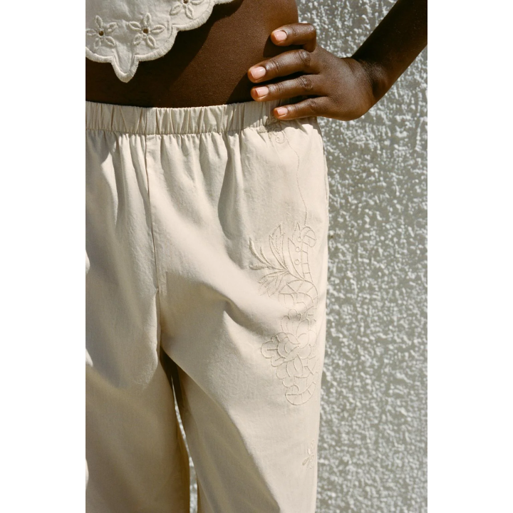 БРЮКИ В ПИЖАМНОМ СТИЛЕ С ВЫШИВКОЙ