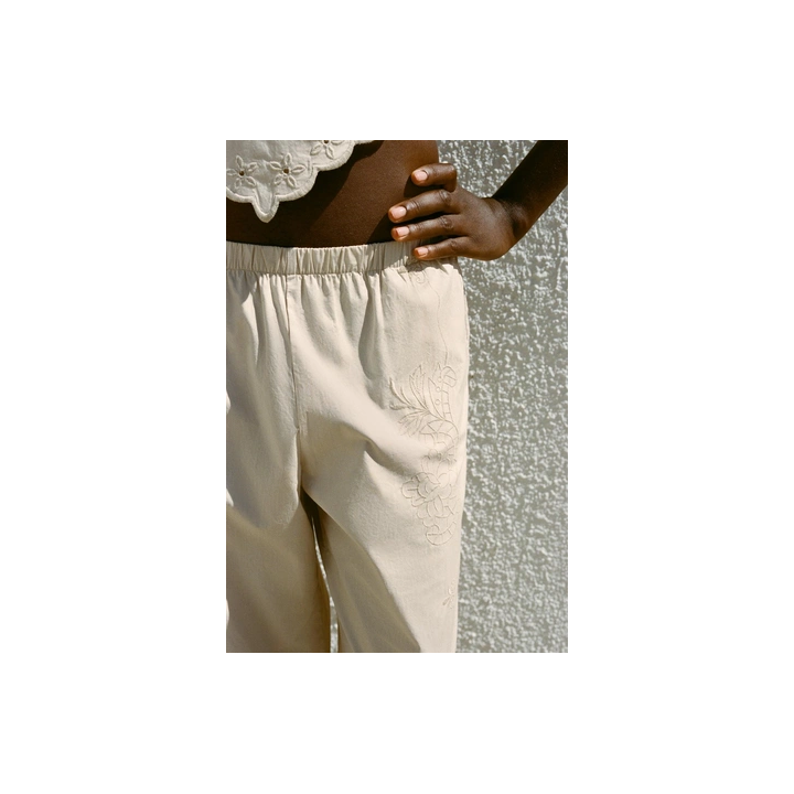 БРЮКИ В ПИЖАМНОМ СТИЛЕ С ВЫШИВКОЙ