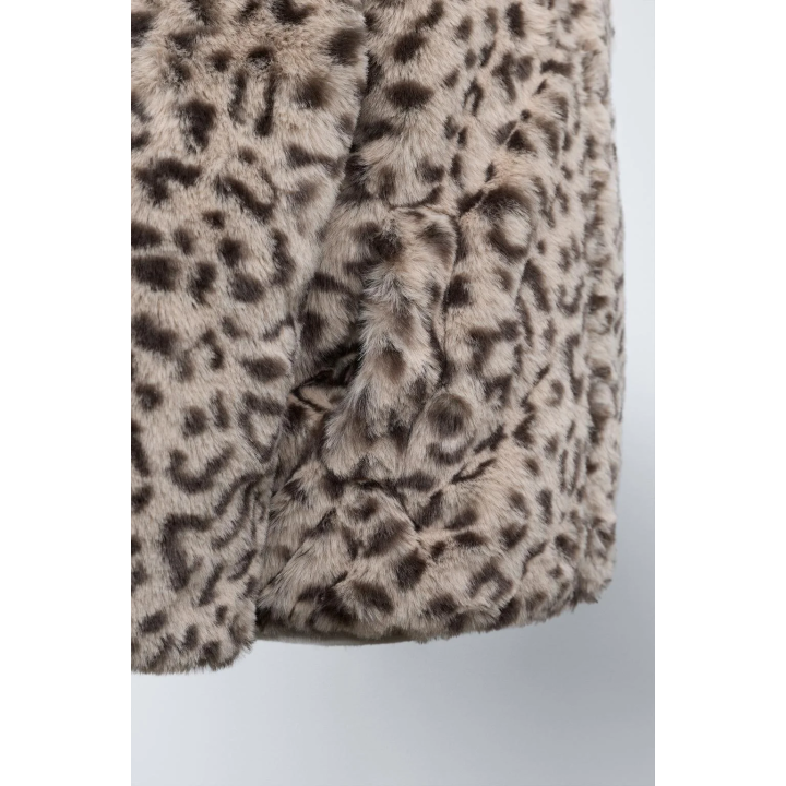 КУРТКА ИЗ ИСКУССТВЕННОГО МЕХА С АНИМАЛИСТИЧЕСКИМ ПРИНТОМ