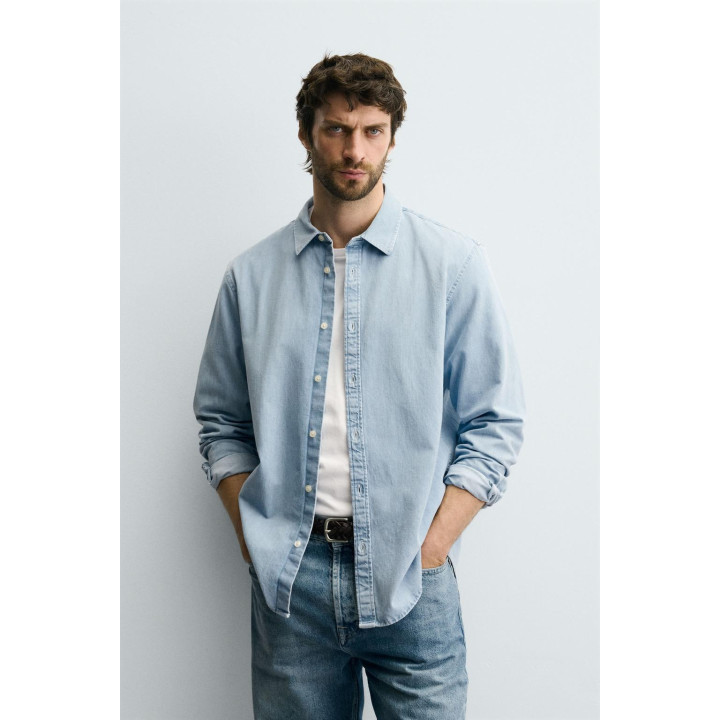 Рубашка из выцветшего денима