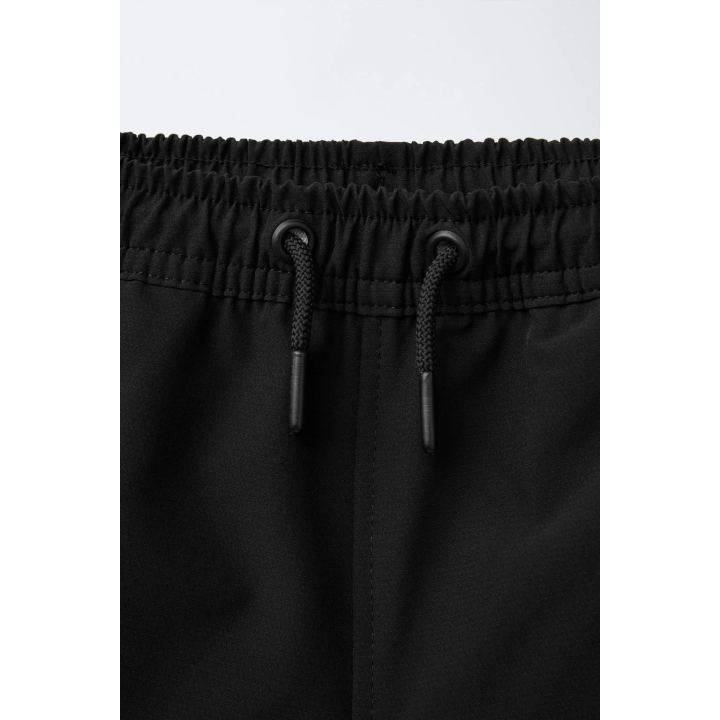 ТЕХНОЛОГИЧНЫЕ ШОРТЫ-БЕРМУДЫ С ЛОГОТИПОМ