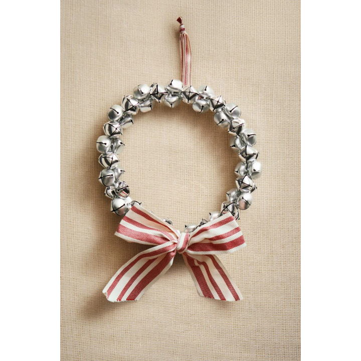 Рождественский венок из сани с колокольчиками