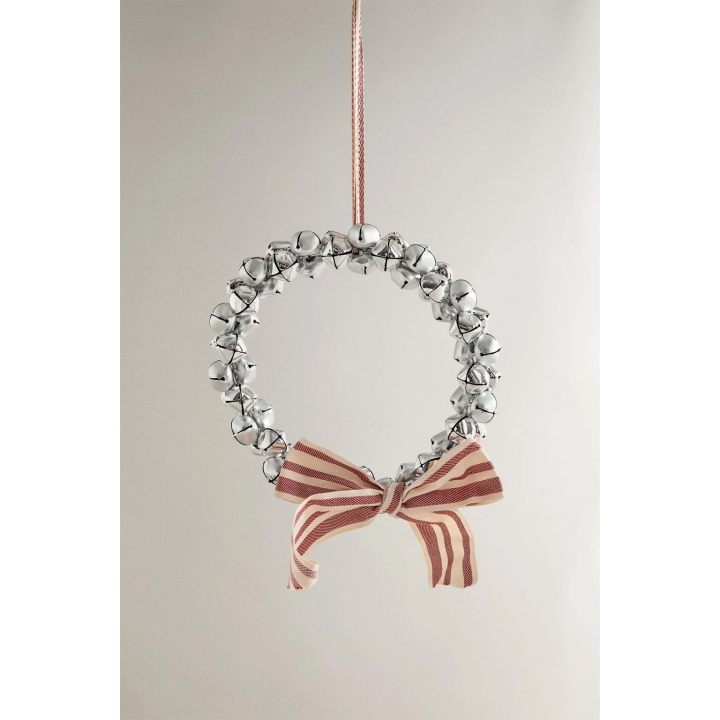 Рождественский венок из сани с колокольчиками