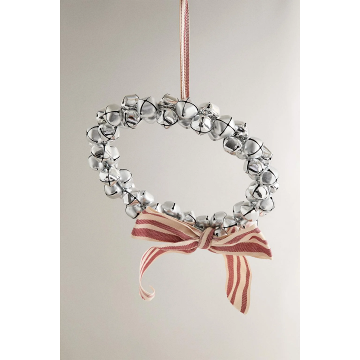 Рождественский венок из сани с колокольчиками