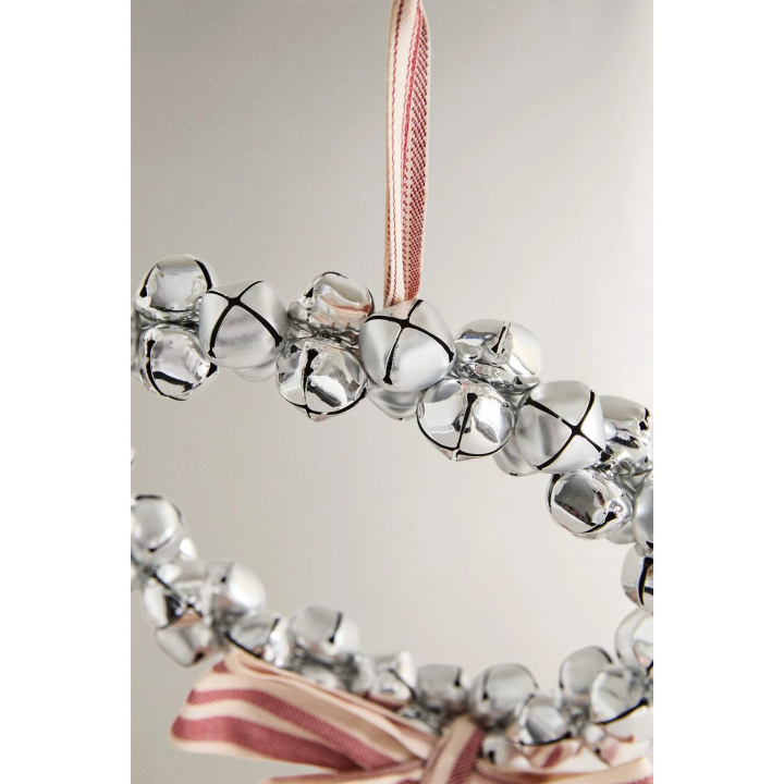 Рождественский венок из сани с колокольчиками