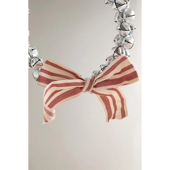 Рождественский венок из сани с колокольчиками