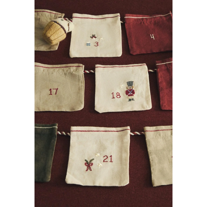 Рождественский вышитый календарь-гирлянда