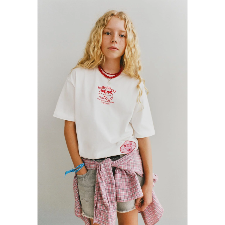 ФУТБОЛКА С ПРИНТОМ И НАШИВКОЙ SMILEYWORLD ®