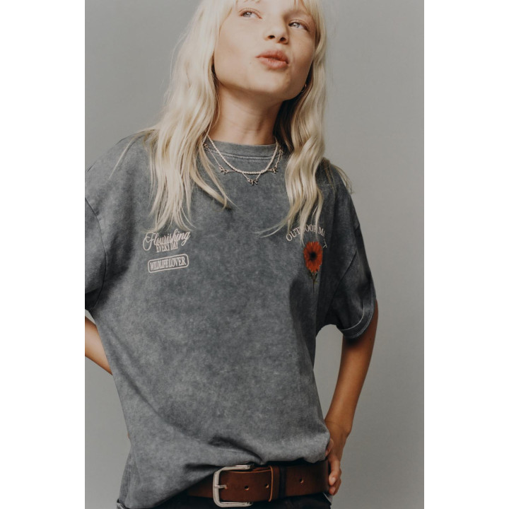 Футболка с цветочным принтом гармент-дай и эффектом выцветания