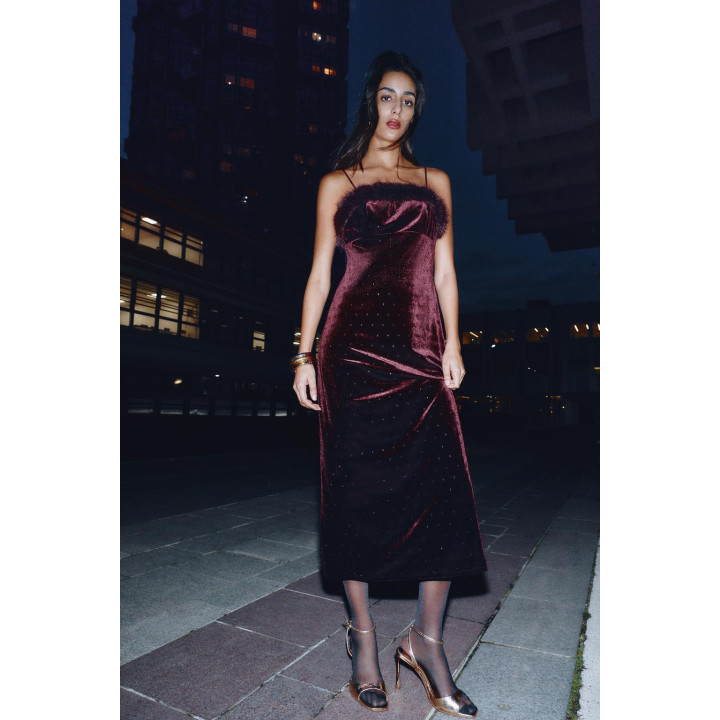 БАРХАТНОЕ ПЛАТЬЕ МИДИ С БУСИНАМИ И ВОРСИСТЫМ ЭФФЕКТОМ