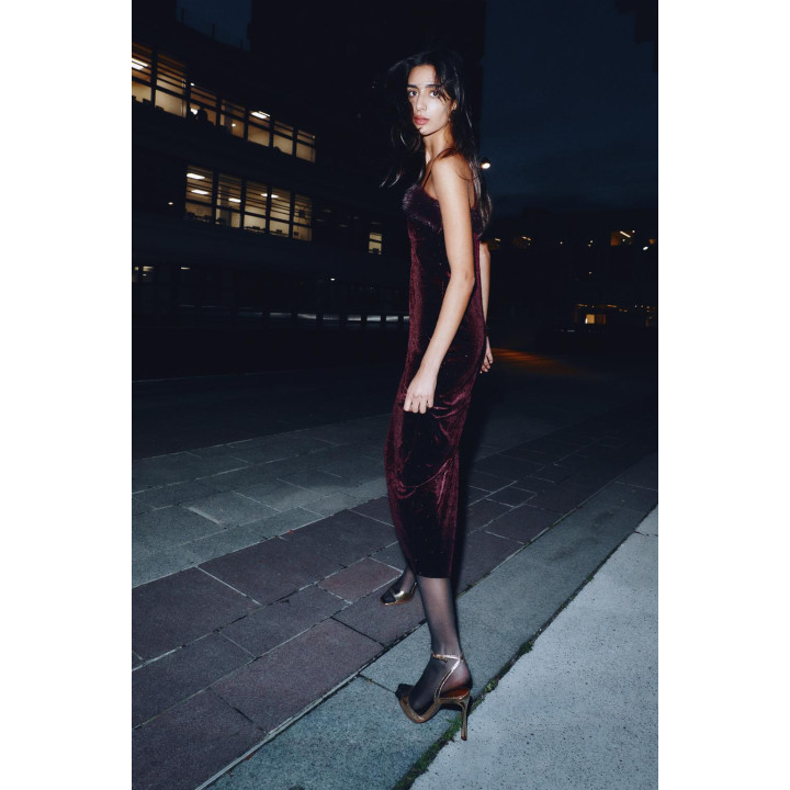 БАРХАТНОЕ ПЛАТЬЕ МИДИ С БУСИНАМИ И ВОРСИСТЫМ ЭФФЕКТОМ