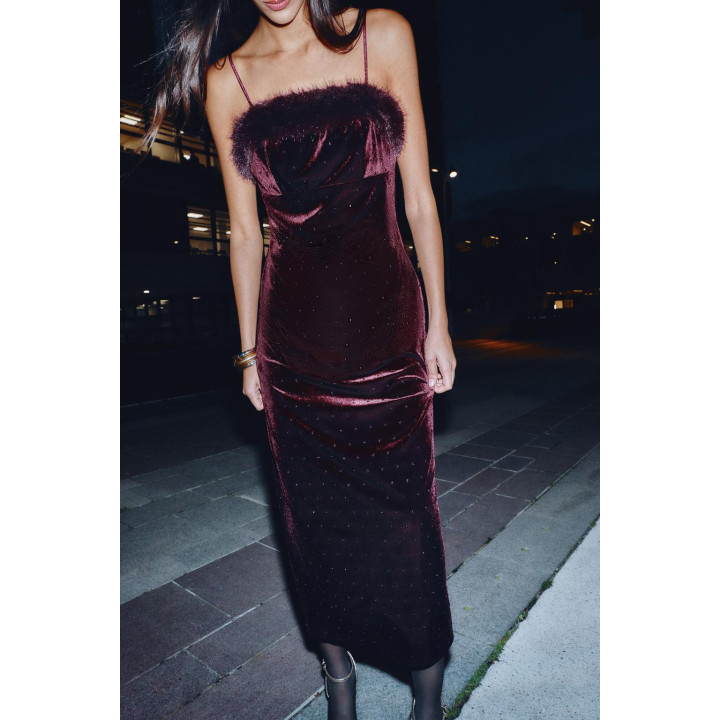 БАРХАТНОЕ ПЛАТЬЕ МИДИ С БУСИНАМИ И ВОРСИСТЫМ ЭФФЕКТОМ