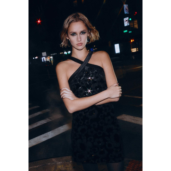 КОРОТКОЕ ПЛАТЬЕ С КОМБИНИРОВАННЫМИ ПАЙЕТКАМИ