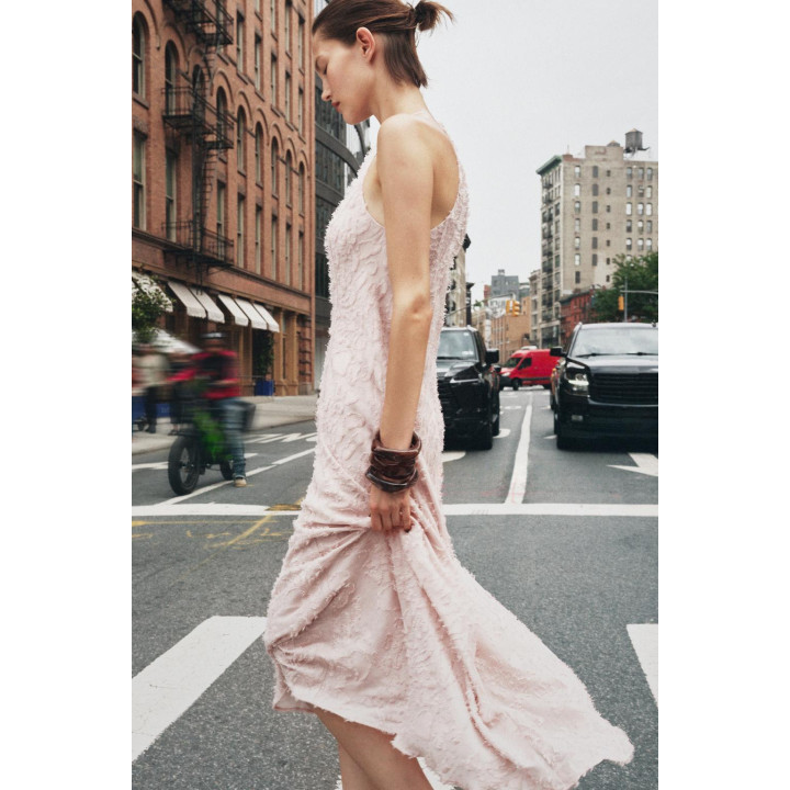 ПЛАТЬЕ-МИДИ С БАХРОМОЙ И ГОРЛОВИНОЙ ХАЛТЕР