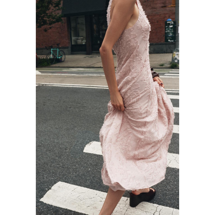 ПЛАТЬЕ-МИДИ С БАХРОМОЙ И ГОРЛОВИНОЙ ХАЛТЕР