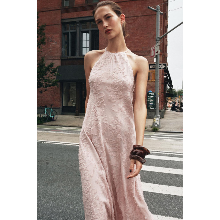 ПЛАТЬЕ-МИДИ С БАХРОМОЙ И ГОРЛОВИНОЙ ХАЛТЕР