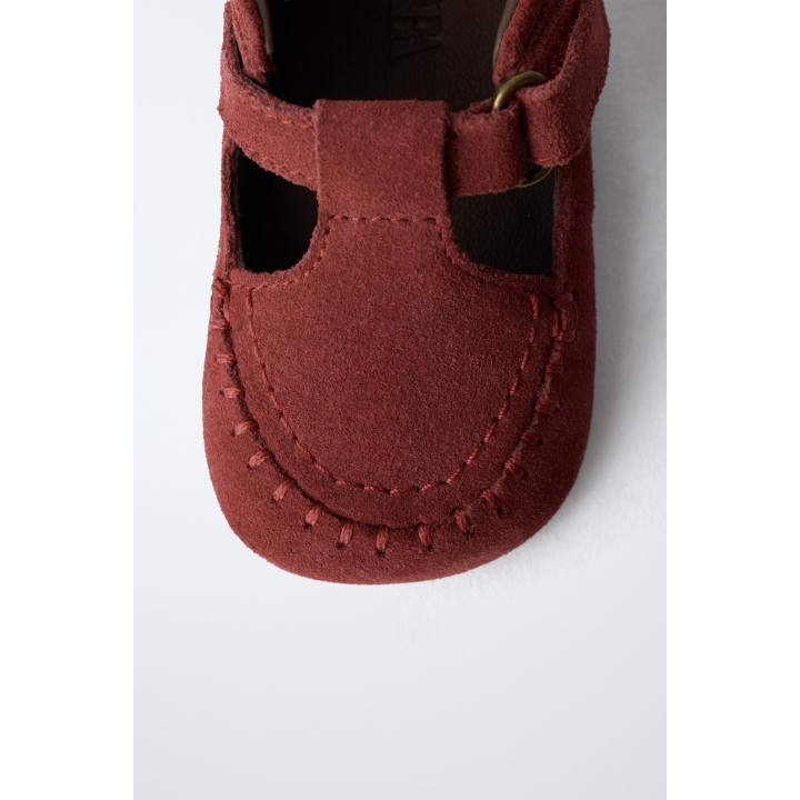 Туфли на ремешке из кожи