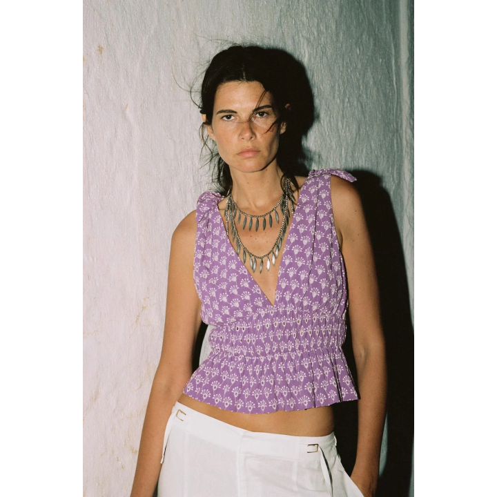 ТОП С ЗАВЯЗКАМИ И ПЕРФОРИРОВАННОЙ ВЫШИВКОЙ