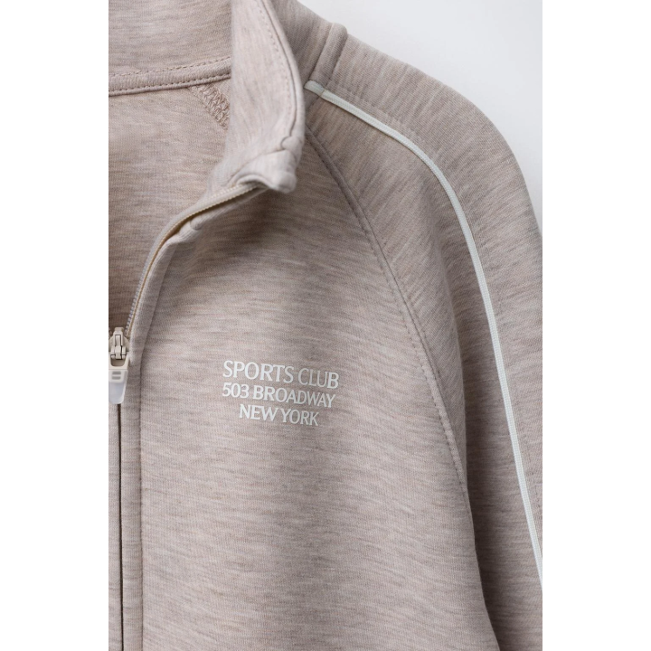 ТОЛСТОВКА ДЛЯ СПОРТА С КОНТРАСТНЫМИ ЭЛЕМЕНТАМИ