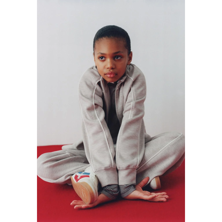 ТОЛСТОВКА ДЛЯ СПОРТА С КОНТРАСТНЫМИ ЭЛЕМЕНТАМИ